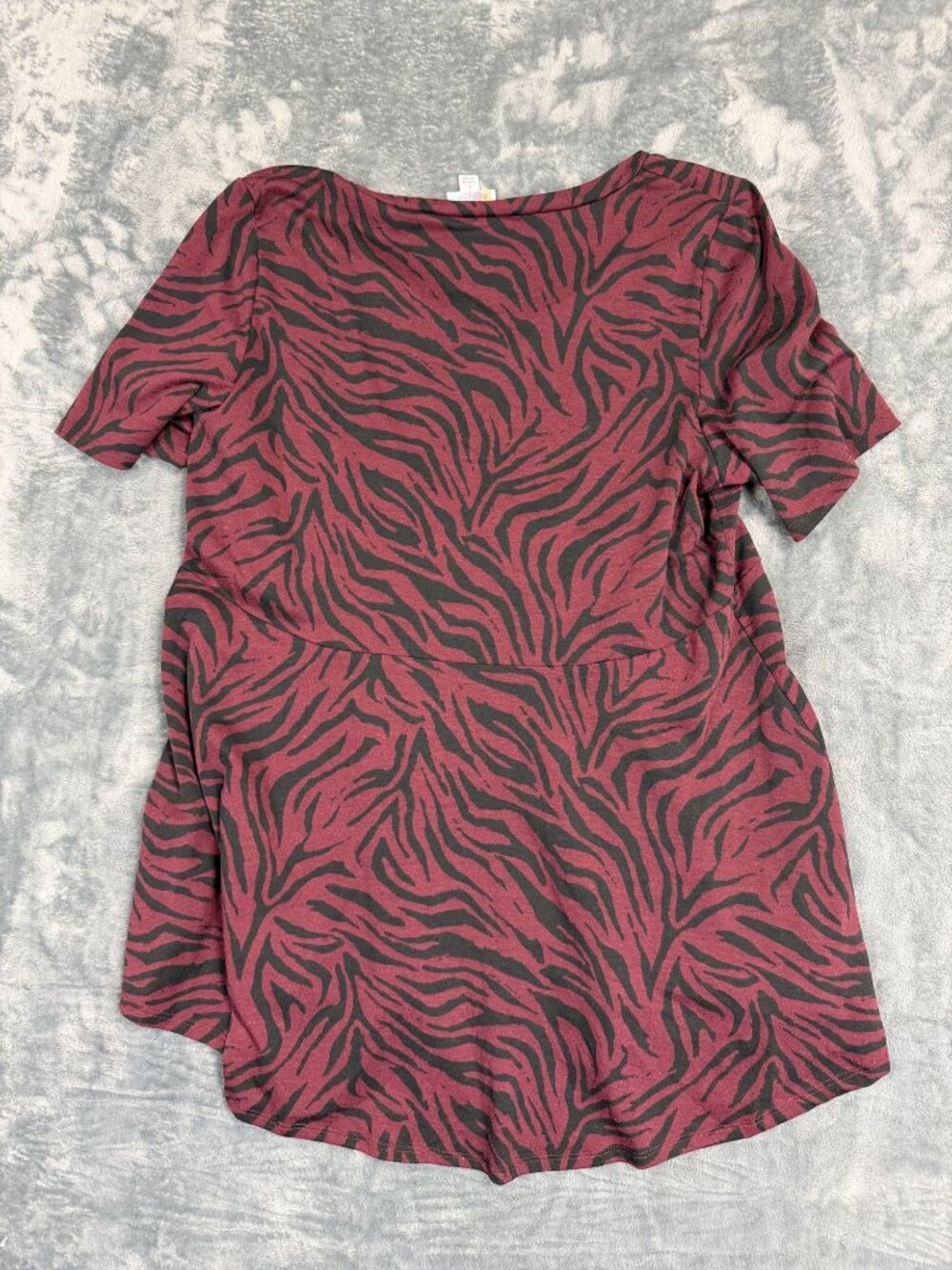 LuLaRoe Burgundy & Black Zebra Print High-Low V-Neck Tunic Top Womens Size L - Picture 7 of 10